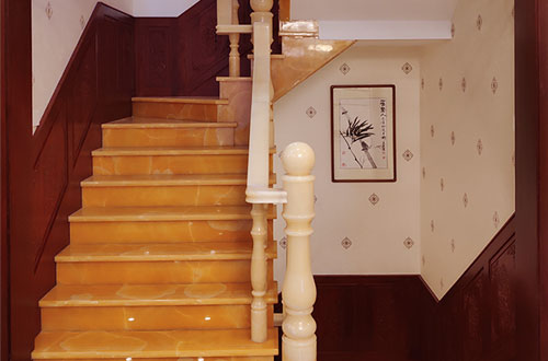 南和中式别墅室内汉白玉石楼梯的定制安装装饰效果