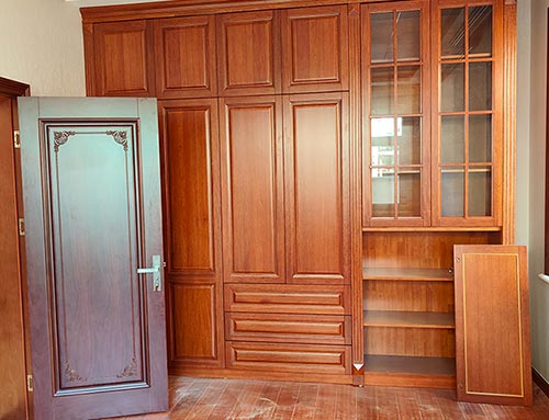 南和中式家庭装修里定制的实木衣柜效果图
